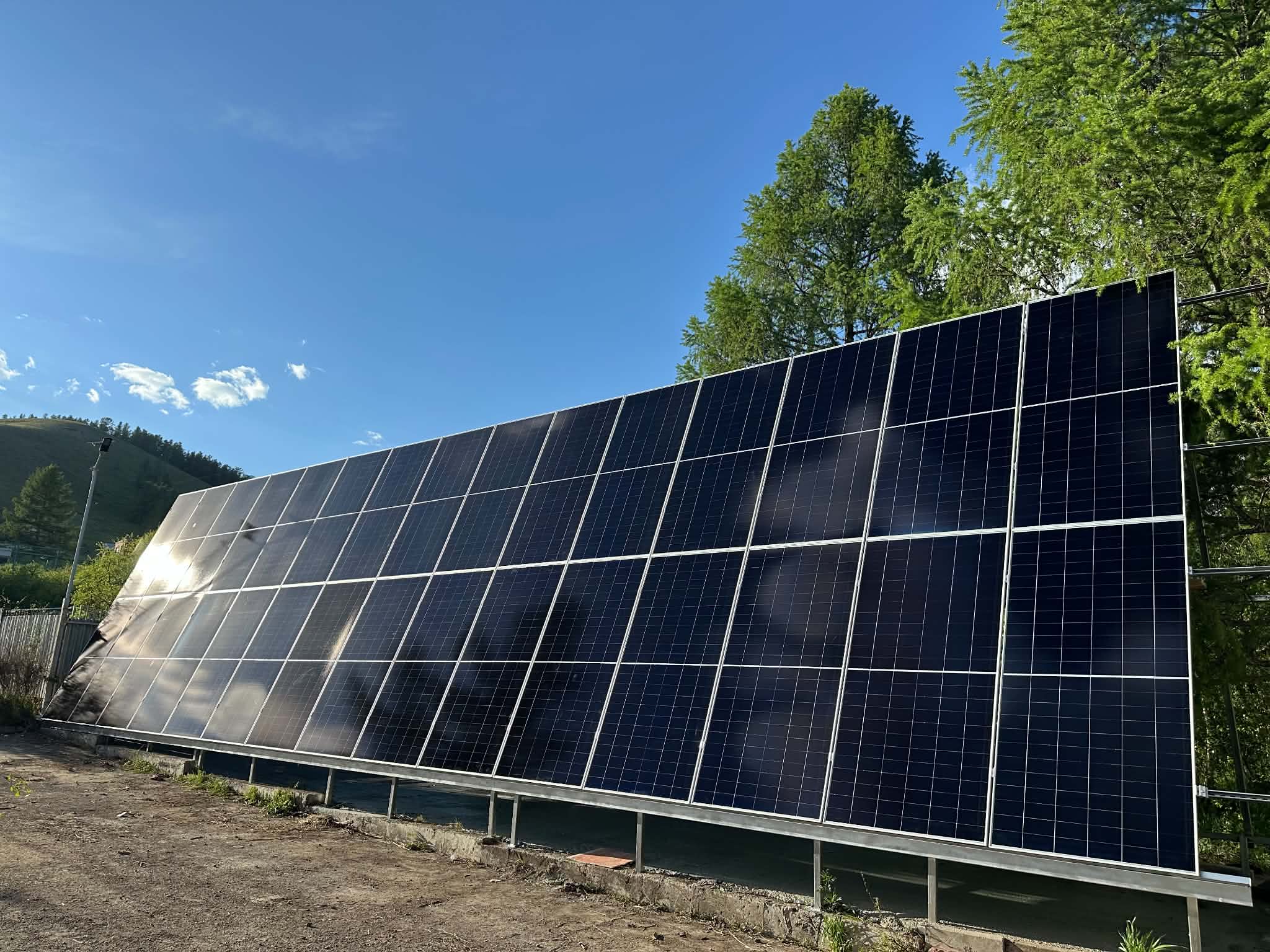 Уулын бэлд суурилуулсан нарны зайн хавтангийн эгнээ
